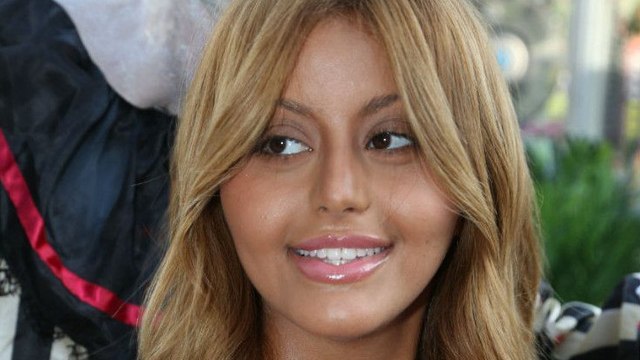 Zahia nue au soleil pendant un shooting : la photo qui rend fous ses fans