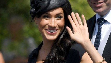 Meghan Markle dévoile accidentellement son soutien-gorge devant les photographes