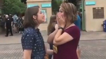 Elle demande sa copine en mariage, et sa réaction est incroyable