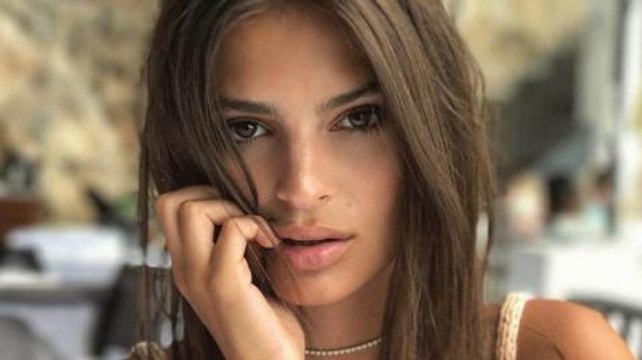 Emily Ratajkowski en maillot très échancré sur Instagram