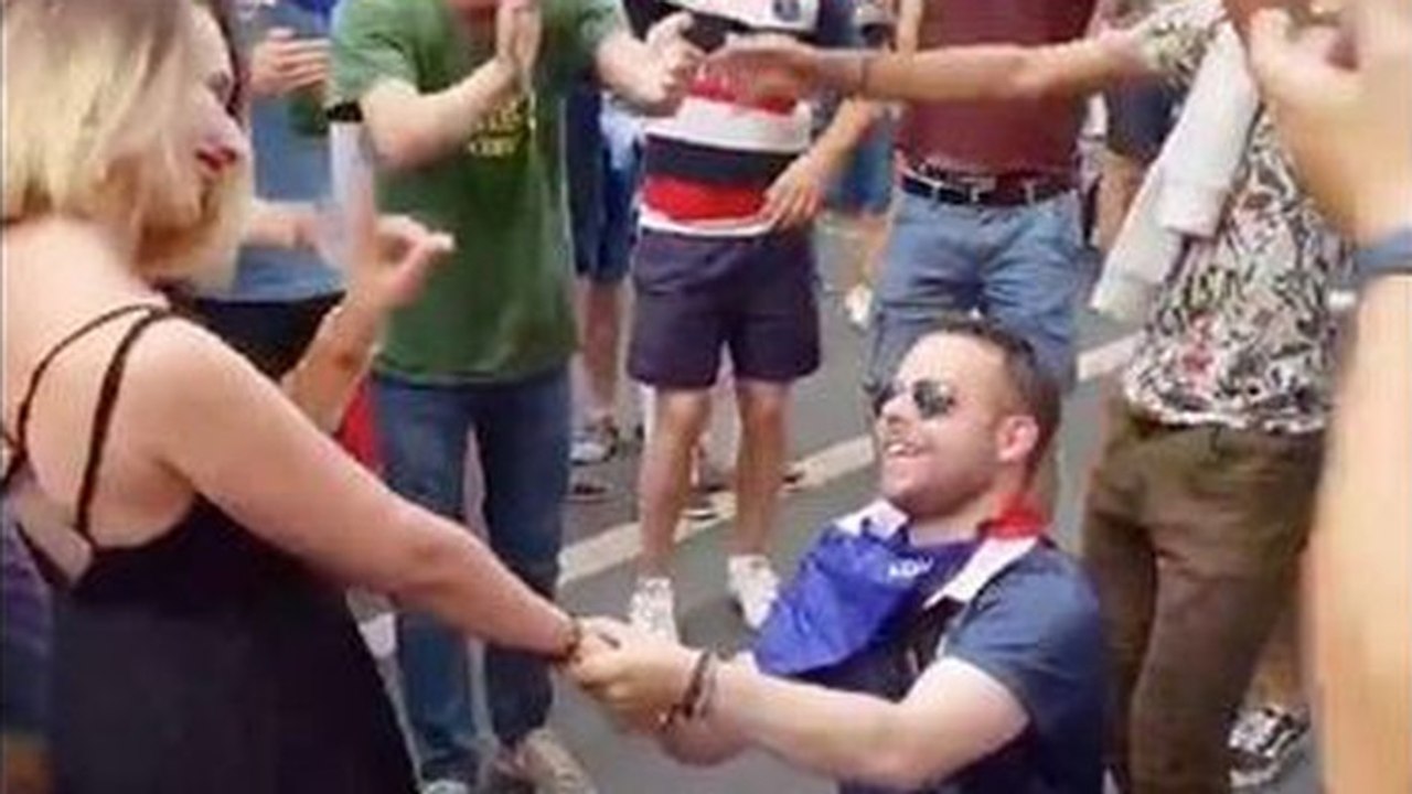 VIDEO - La demande en mariage qui vire au drame sur les Champs Elysées après le sacre des Bleus