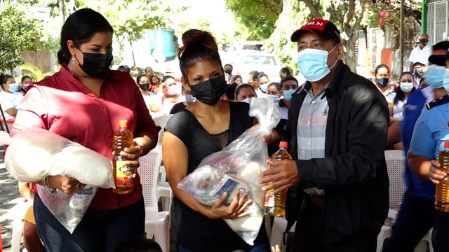 Madres con partos múltiples son beneficiadas con paquetes alimenticios