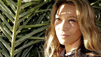Laura Smet : en vacances, elle pose aux côtés du "père spirituel" de son père