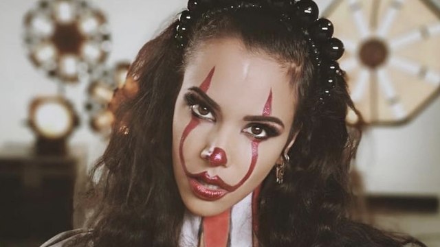 Shy'm dévoile un costume d'Halloween au décolleté vertigineux qui surprend ses fans