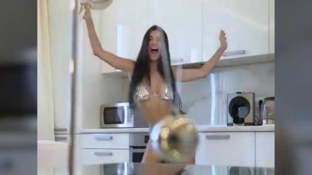 Elle fait le buzz en dansant de manière hilarante (et sans culotte) dans sa cuisine