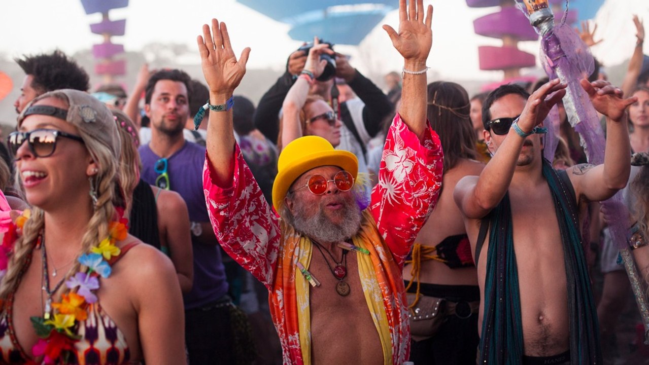 Deux pensionnaires d'une maison de repos s'évadent pour aller en festival de Heavy Metal