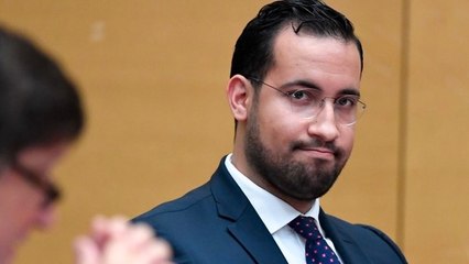 Alexandre Benalla : des employés du restaurant de Poitiers confirment qu'il détenait bien une arme pendant le selfie