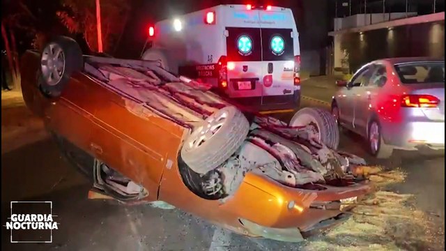 Aparatoso percance vial culminó con un automóvil volcado sobre la calzada Lázaro Cárdenas