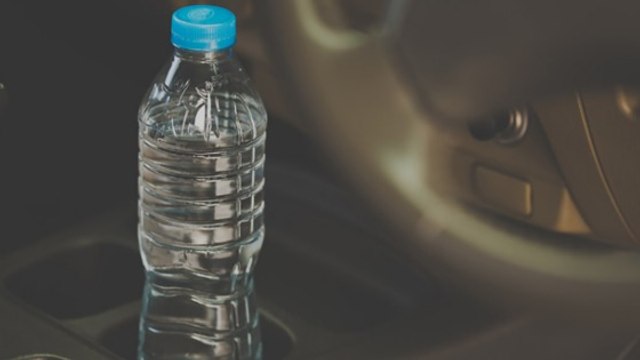Canicule : pourquoi ne faut-il pas laisser une bouteille d’eau dans une voiture ?