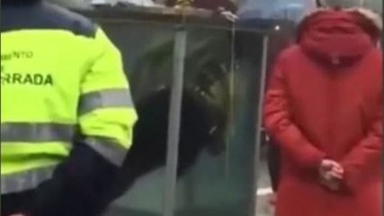 Ligoté dans un aquarium, ce magicien frôle la mort devant son public