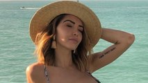 Nabilla en montre un peu trop... à cause d'un maillot de bain beaucoup trop petit !