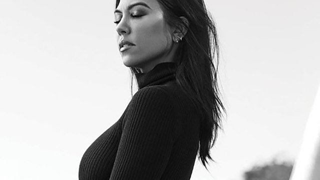Kourtney Kardashian : shooting torride, elle retire le bas... mais porte un sous-pull !