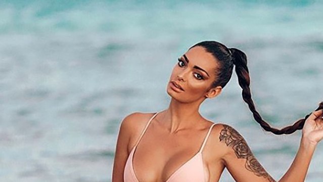 Emilie Nef Naf affiche son corps de rêve dans un bikini très échancré !