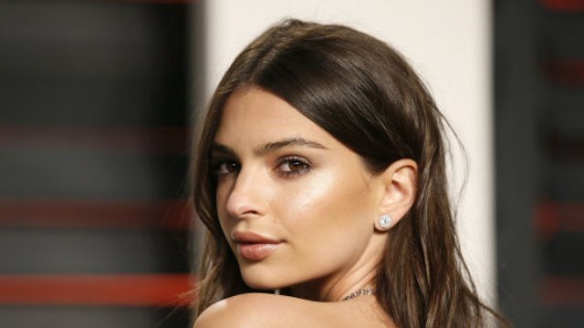 Emily Ratajkowski dévoile son sublime fessier lors d'un shooting pour sa marque de bikini