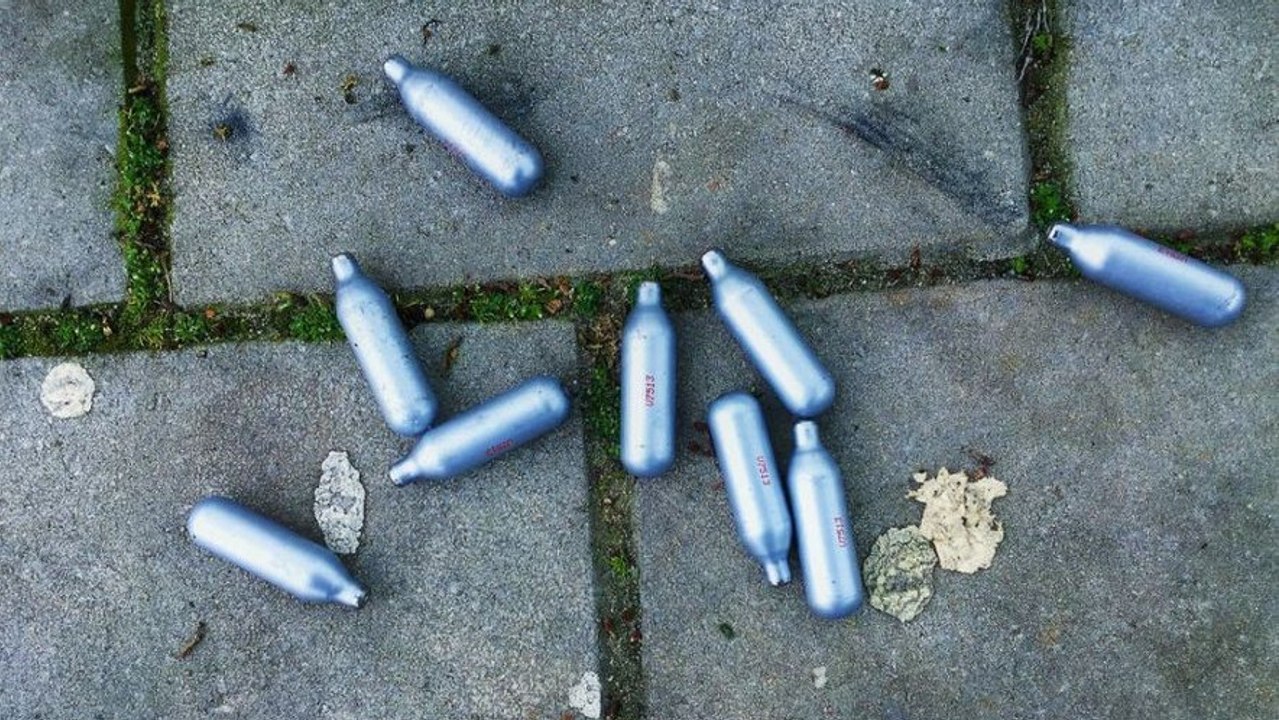 Protoxyde d'azote ou "gaz hilarant" : la drogue "légale" qui envahit les soirées étudiantes et inquiète les médecins