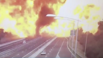 VIDEO - L'incroyable explosion d'un camion-citerne en Italie