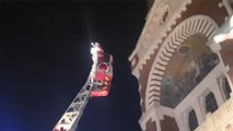 VIDEO - Un Père Noël se coince la barbe en haut d'un clocher, les pompiers viennent à son secours