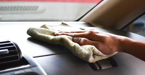 Comment nettoyer l’intérieur de sa voiture : sièges, console...