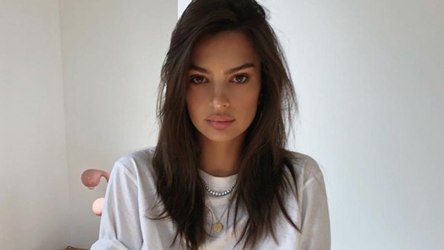 Emily Ratajkowski dévoile sa poitrine à travers un t-shirt trop court