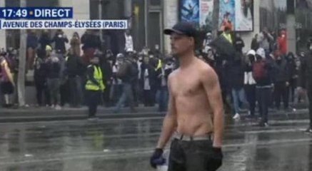 Gilets jaunes : les images du manifestant qui tient tête à la police