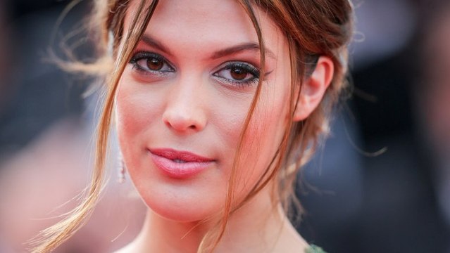 Iris Mittenaere : en toute petite tenue, elle nous fait apprécier sa silhouette de rêve au bord de l'eau
