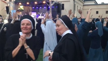 Ces nonnes ont bel et bien dansé lors d'un concert, mais pas durant un festival de métal