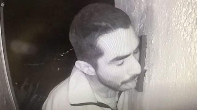 VIDEO - Etats-Unis : un homme arrêté après avoir passé trois heures... à lécher la sonnette d'une maison