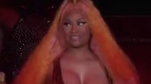 Nicki Minaj : victime d'un énorme accident de robe, elle dévoile sa poitrine en plein concert
