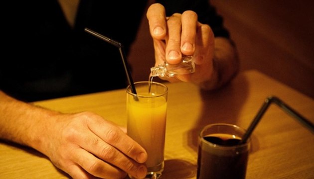 Un nouveau test à 30 euros permet de détecter la drogue du violeur dans un verre