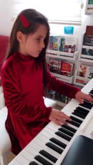 Ipek, de 7 anos, não enxerga absolutamente nada e pega as notas de ouvido