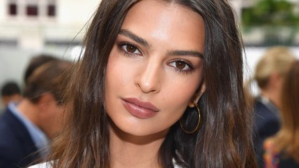 Emily Ratajkowski dévoile sa poitrine ultra galbée