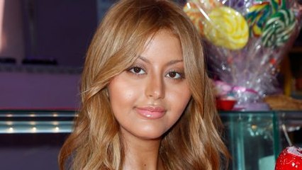 Zahia tombe le haut et dévoile sa poitrine sur un yacht