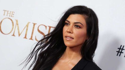 Kourtney Kardashian se dévoile dans une robe moulante argentée sur Instagram !