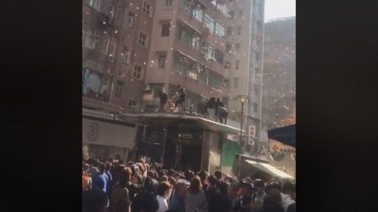 Hong Kong : un homme arrêté après avoir fait "pleuvoir" des billets de banque sur les passants