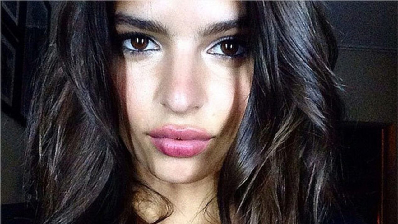 Emily Ratajkowski dévoile ses fesses dans un micro-bikini pour fêter Noël