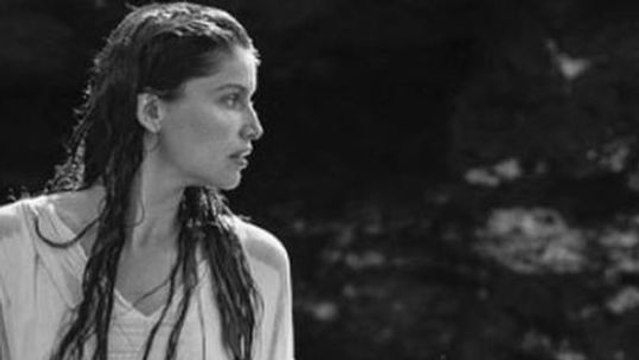 Laetitia Casta : elle met le feu à Instagram en posant nue sous sa robe