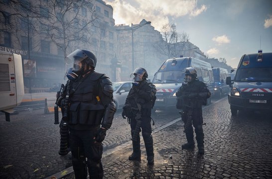 Gilets jaunes : un manifestant violemment matraqué par un policier, la vidéo devient virale
