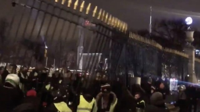 Les images terribles d'une grille en fonte qui tombe sur des gilets jaunes au Jardin des Tuileries