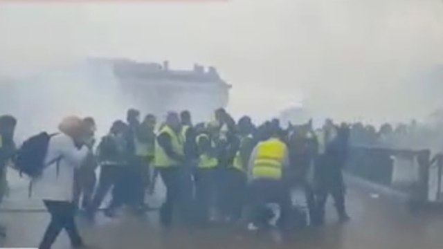 Gilets Jaunes: les images effrayantes d'un policier pris pour cible par les casseurs