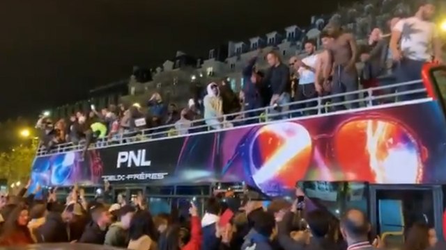 PNL organise un défilé surprise sur les Champs-Elysées devant des centaines de fans en folie (VIDEO)