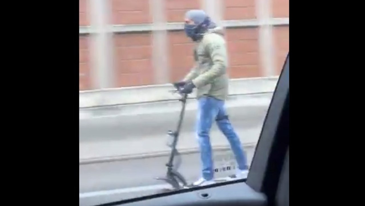 VIDEO - Un homme filmé sur l'A86 à 85 km/h... sur une trottinette électrique
