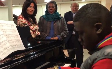 Mourad, le pianiste virtuose de 14 ans reçoit un piano pour Noël