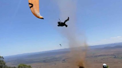 VIDEO - Australie : un parapentiste piégé dans une tempête de sable atterrit 180 km plus loin !