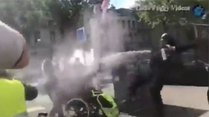 Gilets Jaunes : deux manifestants handicapés en fauteuil se font gazer par les CRS (VIDEO)