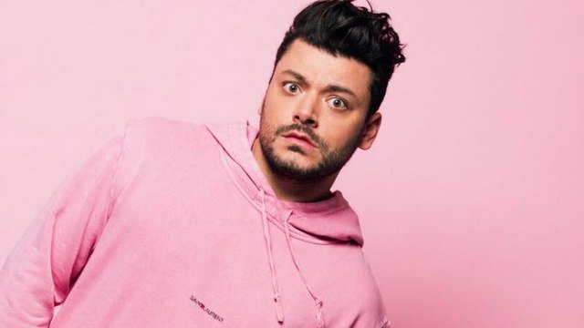 Kev Adams se moque d'Aya Nakamura dans son dernier sketch