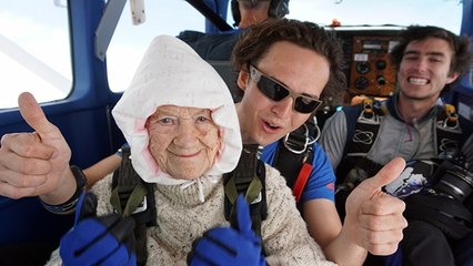 Record du monde : elle saute en parachute... à 102 ans !