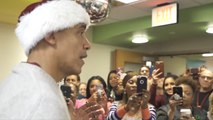 Quand Barack Obama surprend les enfants d'un hôpital en jouant au Père Noël