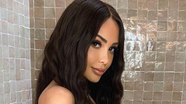 Nabilla pose totalement nue dans sa douche et nous dévoile son baby bump