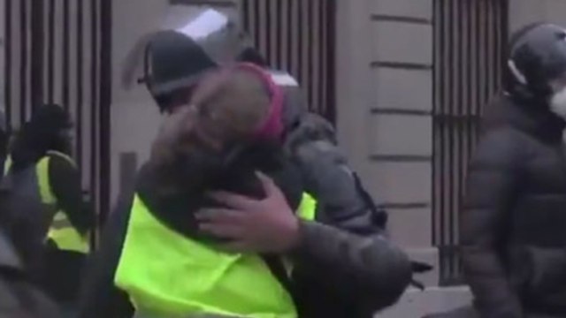 Gilets jaunes : une manifestante reconnaît un policier et va lui faire la bise