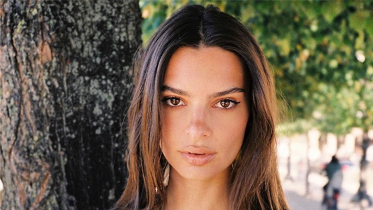 Emily Ratajkowski affole les internautes en petite tenue à la plage !